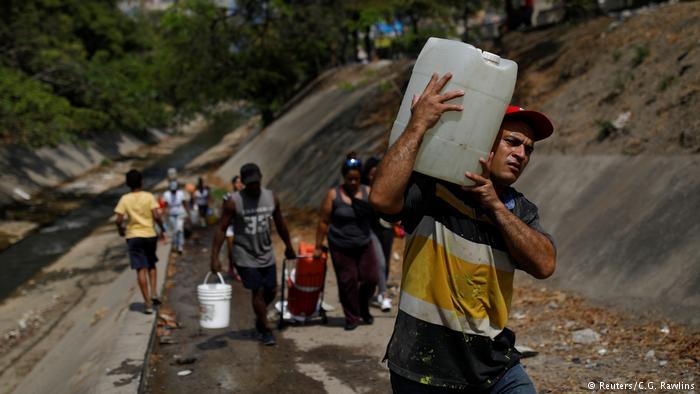 Венесуэле не подается питьевая вода, жители Каракаса пьют из загрязненной реки