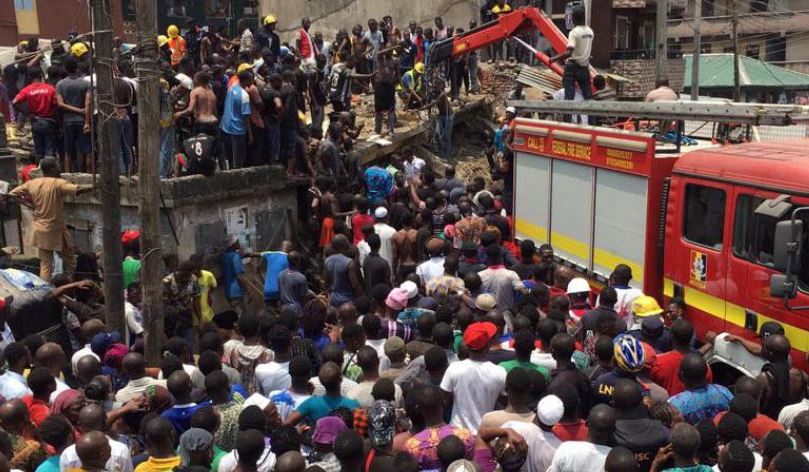 Здание школы обрушилось в Нигерии, под обломками есть люди