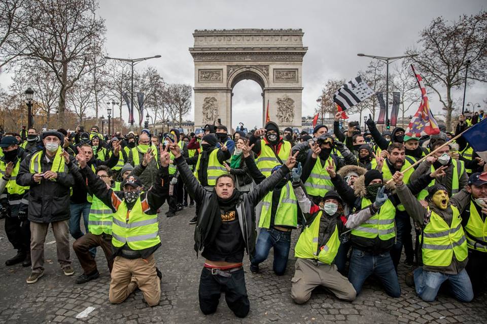Демонстрация "желтых жилетов" в Париже переросла в стычку с полицейскими