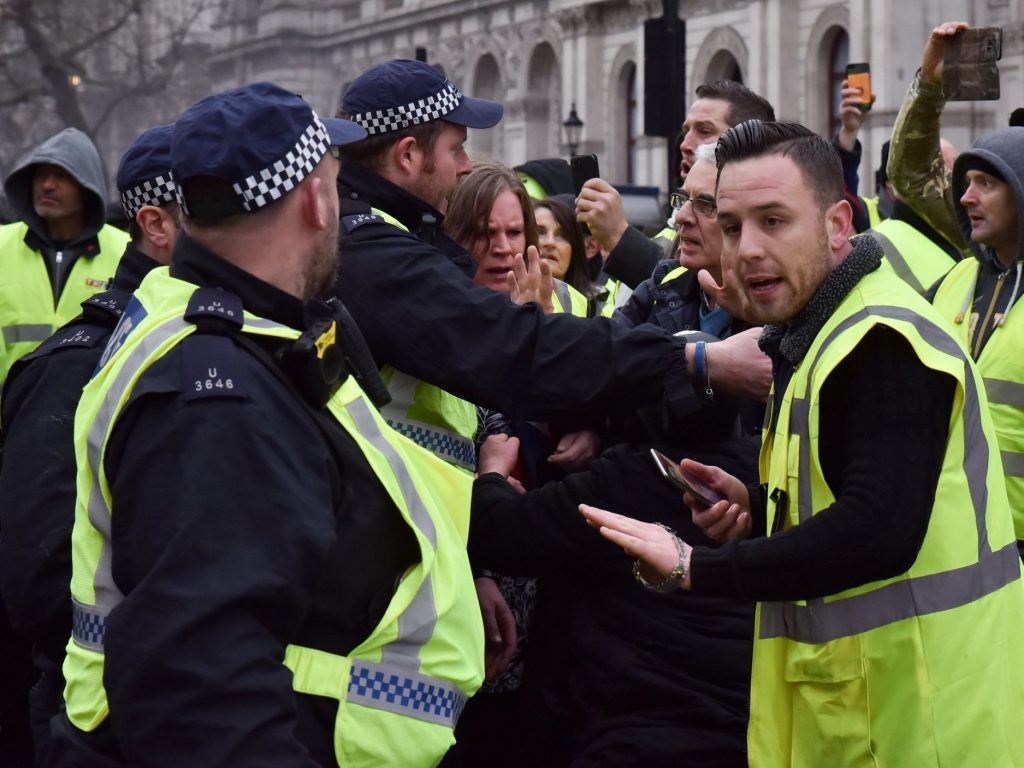 В Париже правоохранители задержали около 70 человек на демонстрации "желтых жилетов"