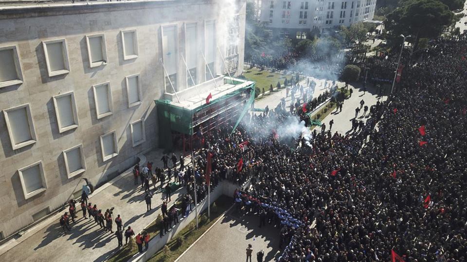 На акции возле парламента Албании полиция применила слезоточивый газ
