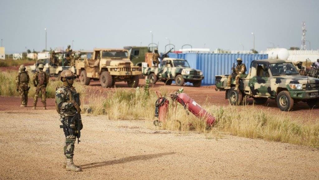 Неизвестные вооруженные лица убили 16 солдатов в Мали и захватили военную базу