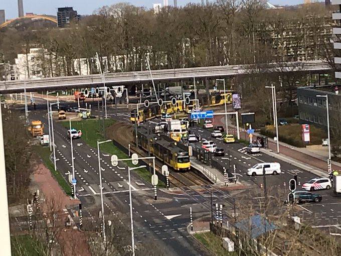 Hollandiyada tramvayda kişi atəş açdı, xəsarət alanlar var