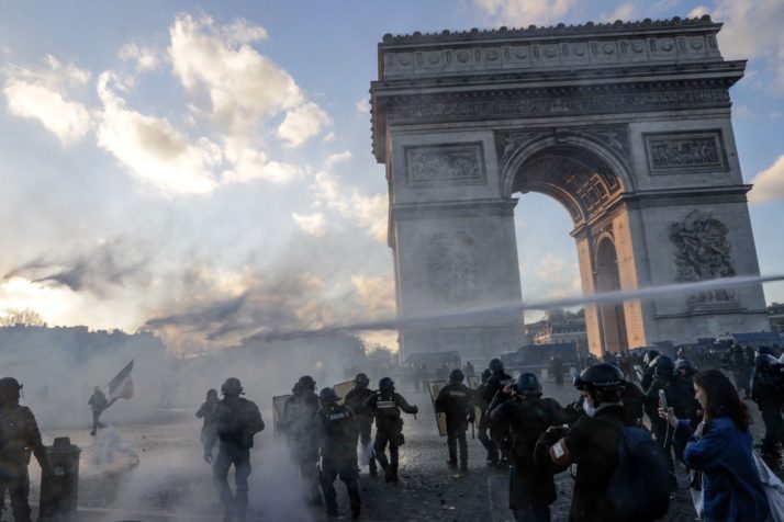 Բողոքի ցույցերին անվտանգության միջոցառումների ոչ պատշաճ պաշտպանության պատճառով, Փարիզի ոստիկանության ղեկավարին ազատել են պաշտոնից