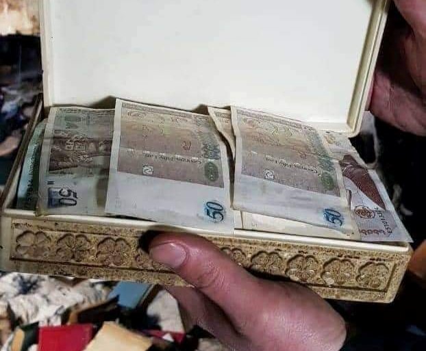 Во время пожара в Тбилиси пожарные-спасатели обнаружили деньги, спрятанные в шкатулке