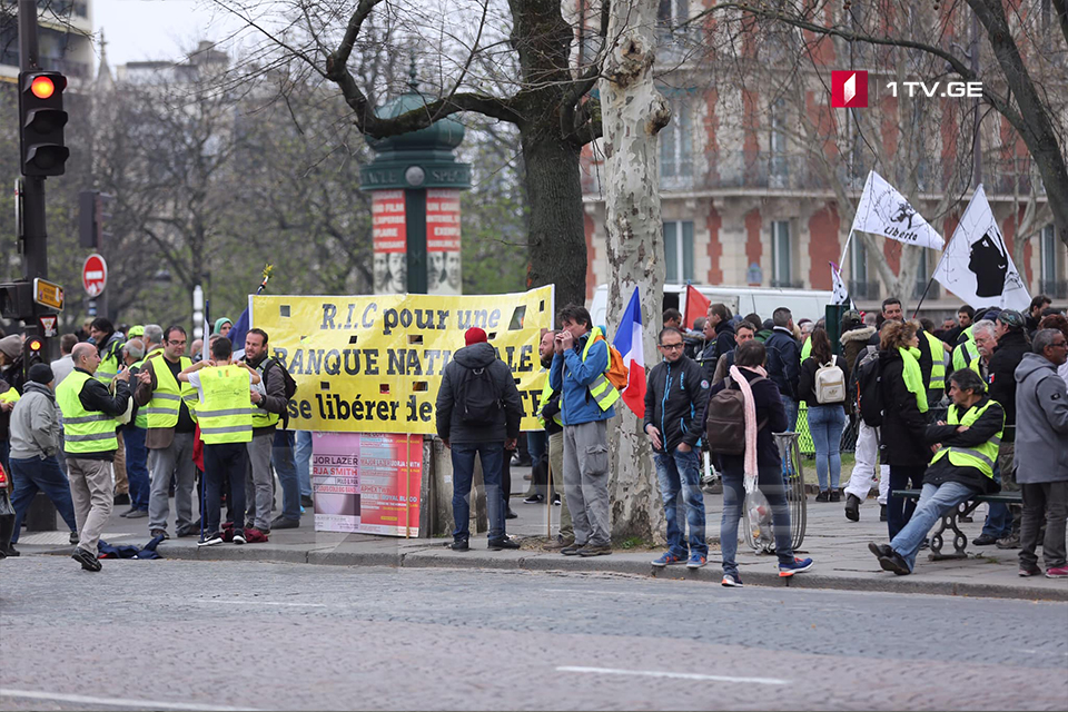 26-ая манифестация "желтых жилетов" в Париже, которую собирались устроить в День Победы, не состоится