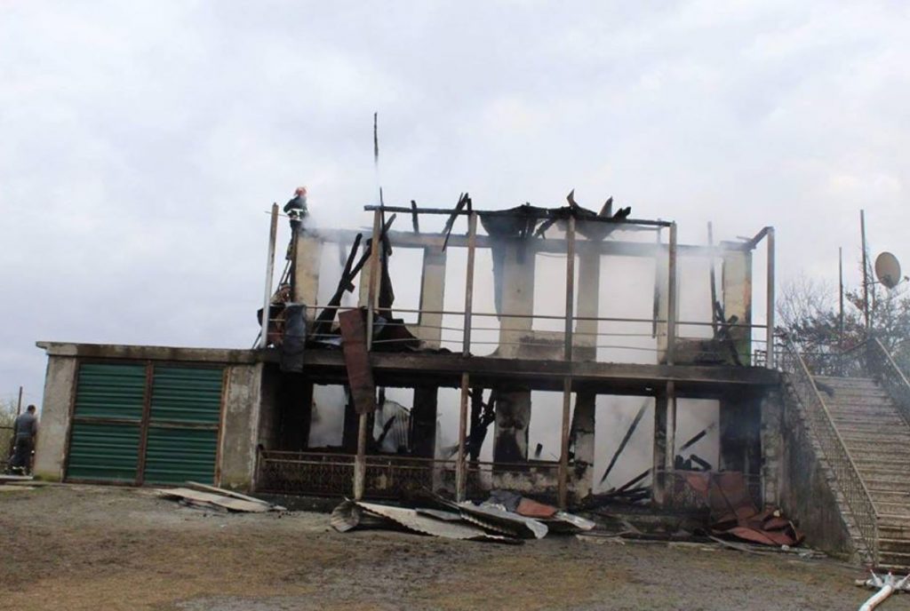 Семье, пострадавший в результате пожара в районе Чвеле в Цаленджиха, помогут местные власти