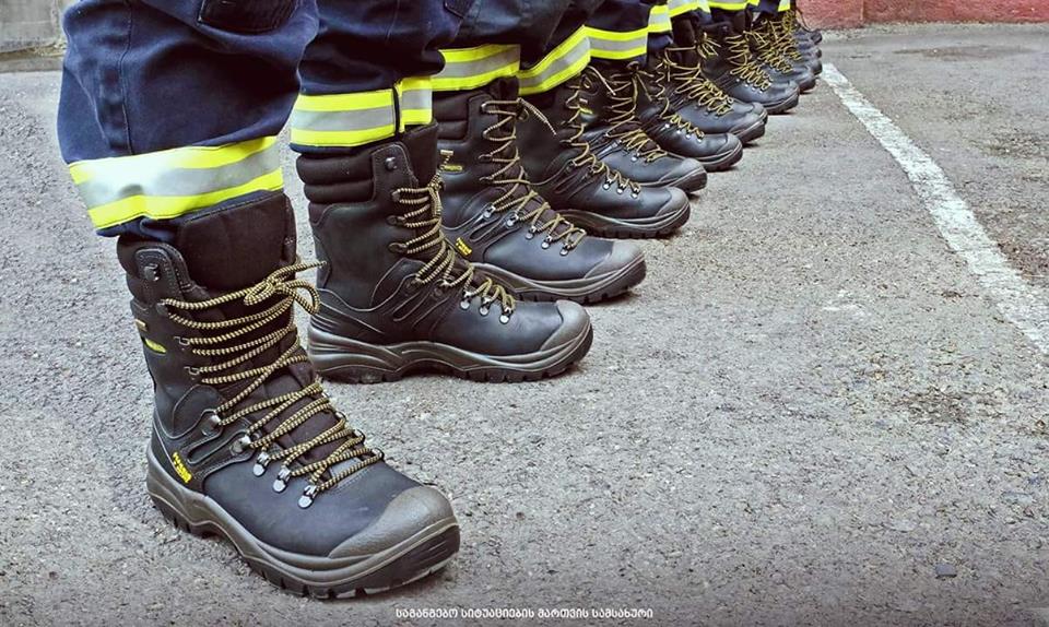 Пожарным-спасателям передали новую спецобувь