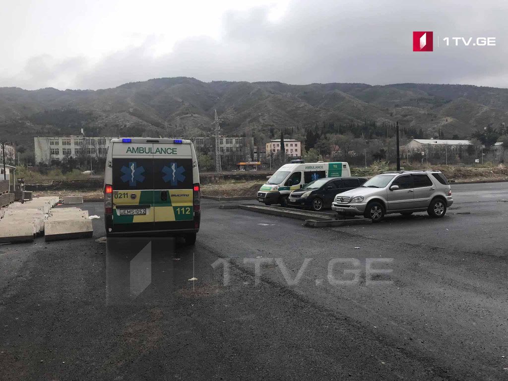 Две бригады Скорой помощи вызваны на территорию жилого комплекса "Дирси" в Тбилиси, где проводят акцию беженцы