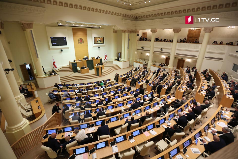 На пленарном заседании парламента возник спор