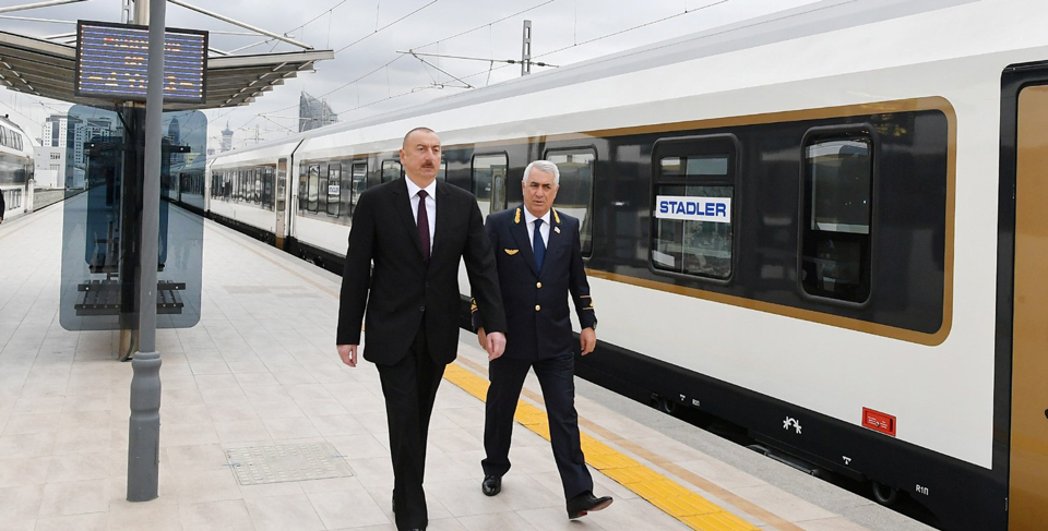 Ильхам Алиев осмотрел поезд, который будет следовать по магистрали Баку-Тбилиси-Карс (фото)