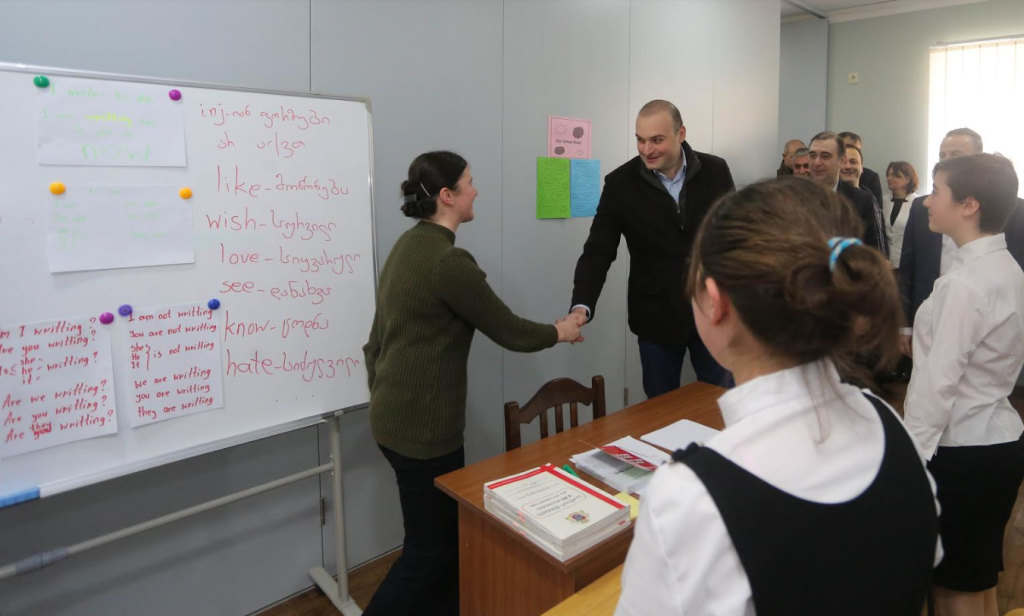 Премьер-министр Грузии встретился с учениками и педагогами в новой школе села Шуа Суреби