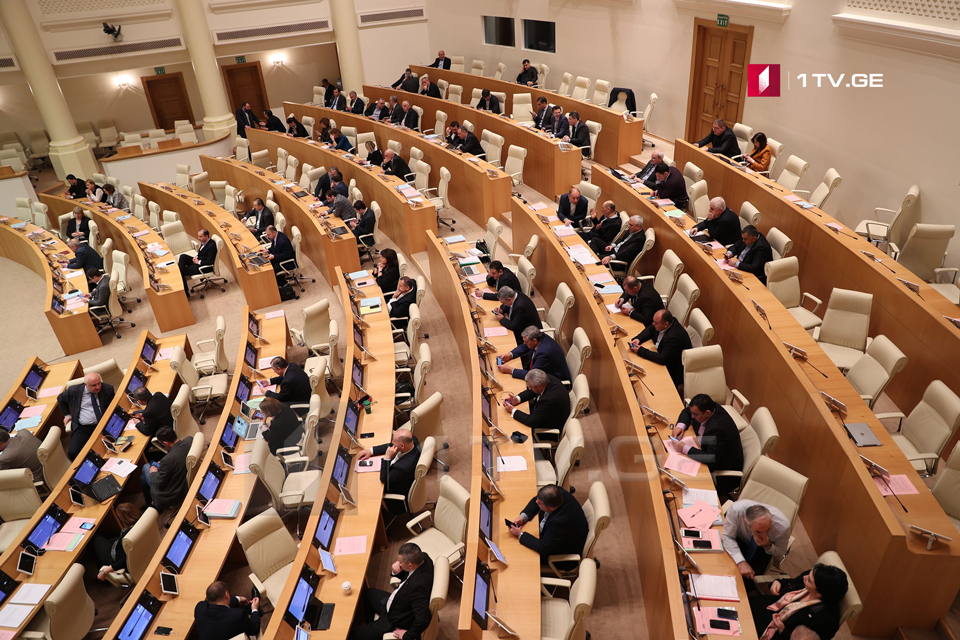 Сегодняшнее пленарное заседание парламента открылось на фоне жарких споров