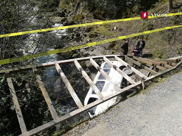 В ущелье Мачахела микроавтобус свалился в овраг, пострадали два пассажира