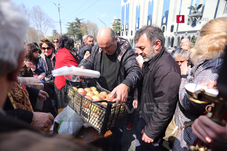 Патриарх отправил продукты питания собравшимся возле мемориала 9 апреля (фото)