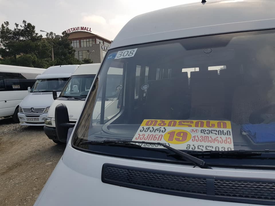 Часть водителей микроавтобусов Рустави-Тбилиси объявила забастовку