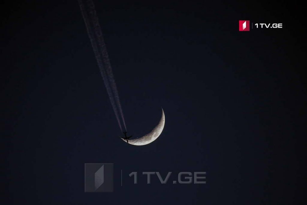Луна, Марс и случайно попавший в кадр самолет в объективе Ираклия Геденидзе