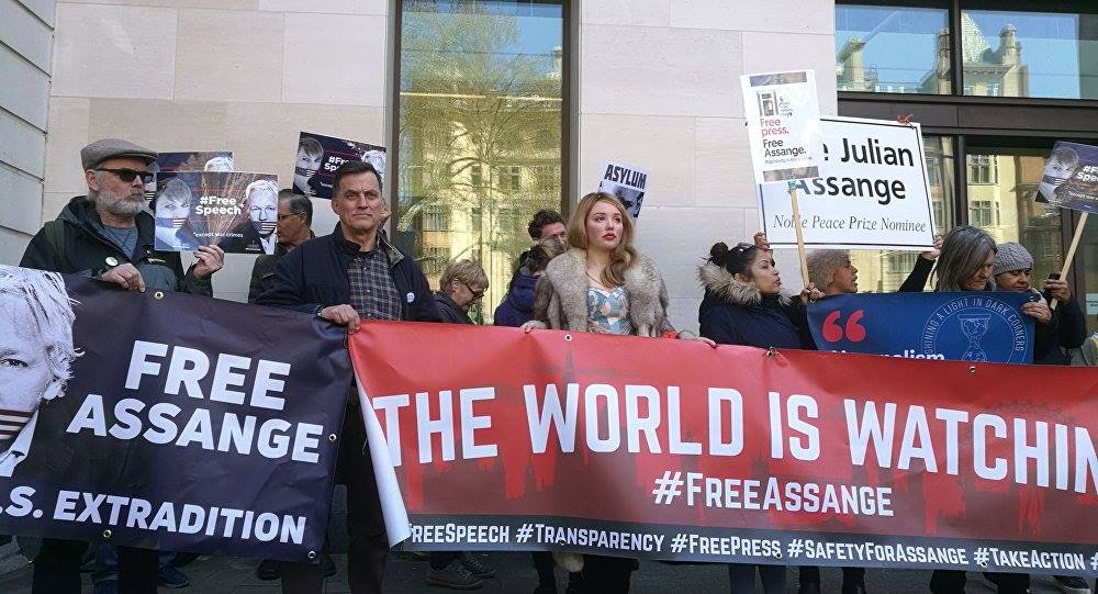 За задержанием Джулиана Ассанджа последовали акции протеста в Великобритании и Эквадоре