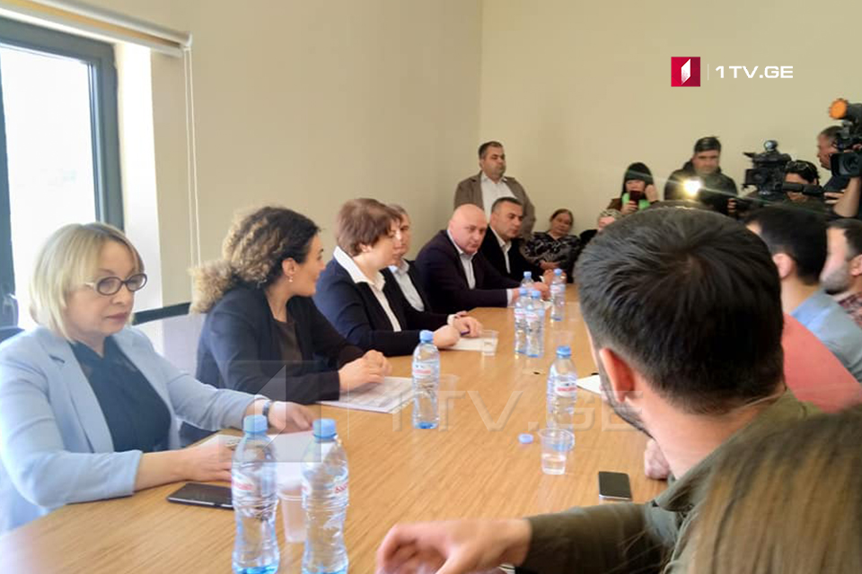 Майя Цкитишвили и Кетеван Цихелашвили встретились с молодыми людьми в Общественном центре Панкисского ущелья