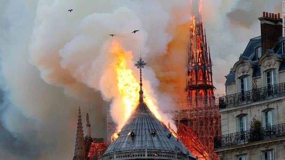 Деревянная крыша соборе Парижской Богоматери полностью сгорела