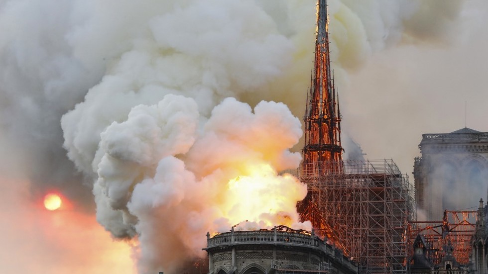 Представители собора Парижской Богоматери заявляют, что огонь не затронул реликвии в храме
