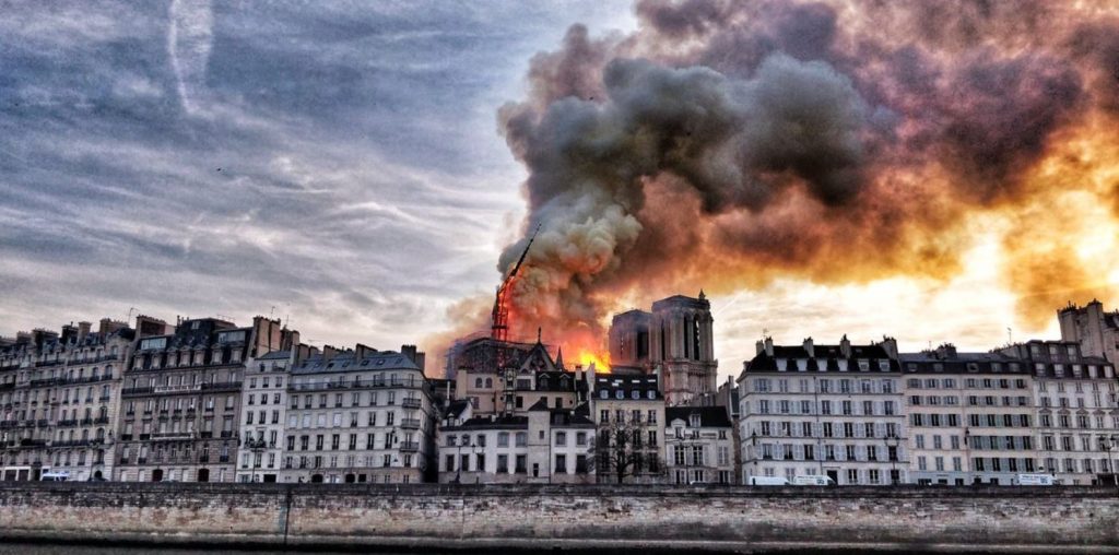 Пожар в соборе Парижской Богоматери [фото]