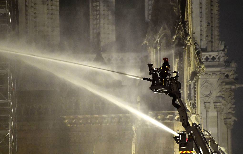 Fire at Notre Dame Cathedral put under control (Photo)