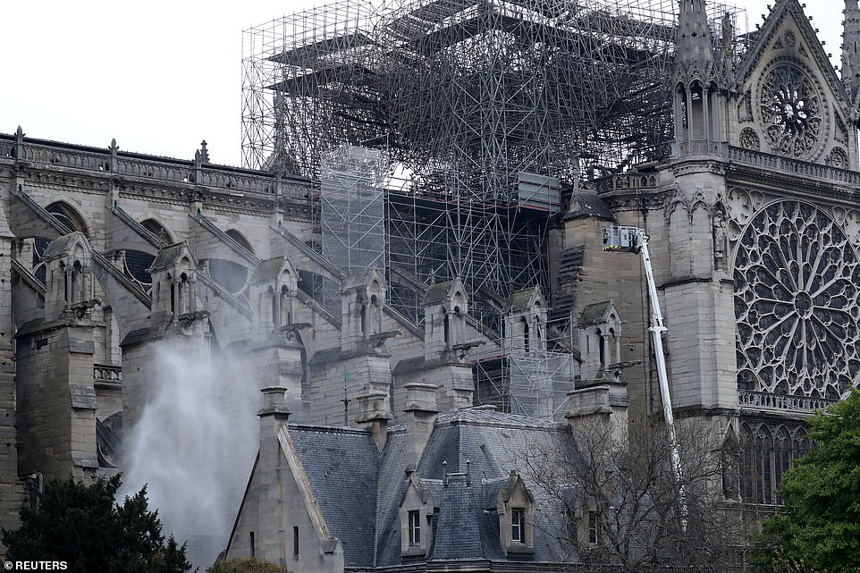 Какова ситуация в соборе Парижской Богоматери после пожара (фото)