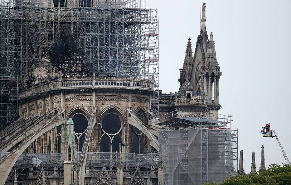 Пожар в соборе Парижской Богоматери полностью потушен