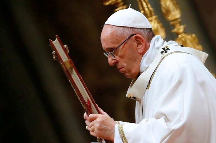 Папа Римский молится за католиков и парижан