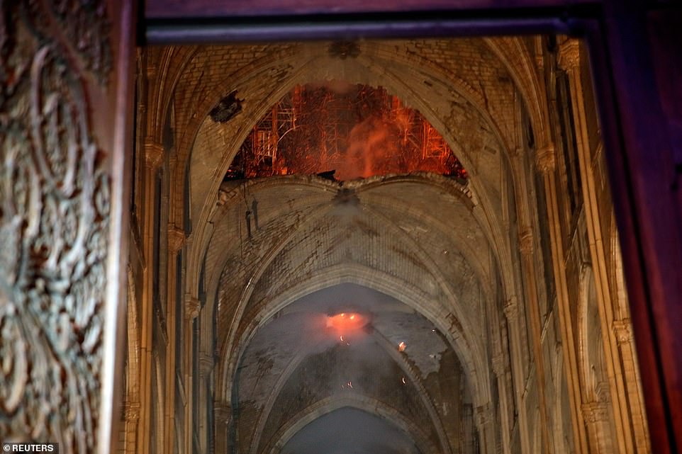 Прокурор Парижа - Пожар в соборе Парижской Богоматери не был преднамеренным