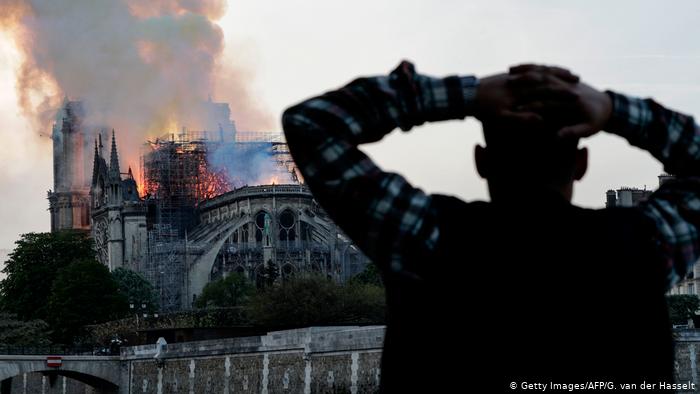 Французские власти заявляют, что пожарные в собор Парижской Богоматери были вызваны с опозданием