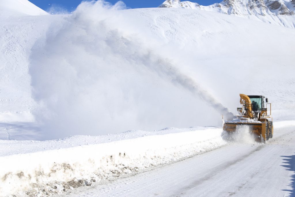 Из-за снегопада и метели на участке дороги Коби-Гудаури запрещено движение транспорта
