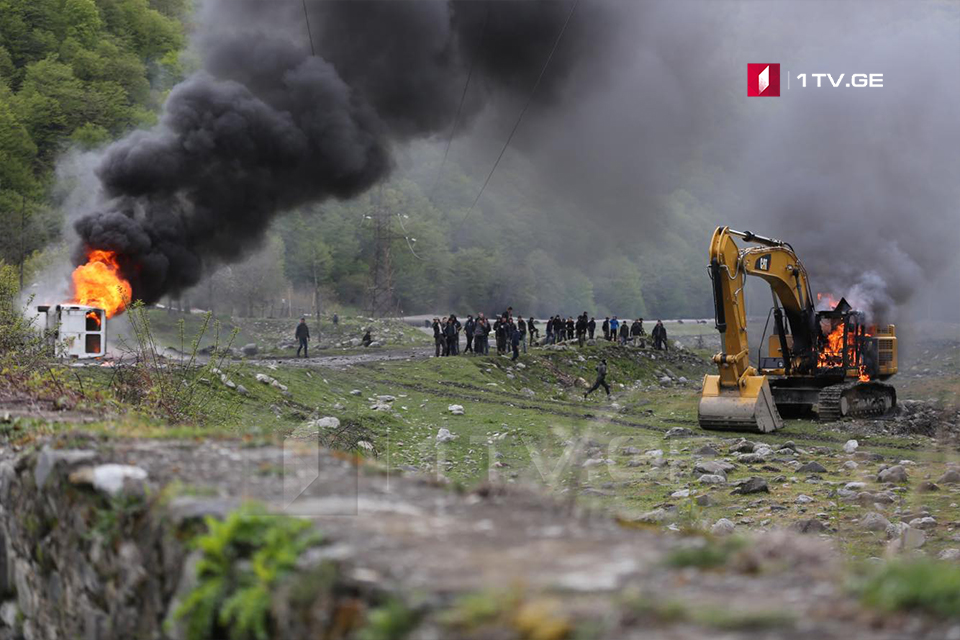 Участники акции в Панкисском ущелье подожгли строительную технику и полицейскую машину (фото)