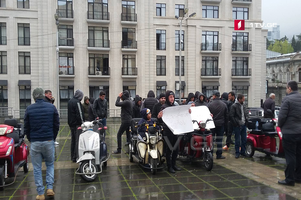 У администрации правительства протестуют против запрета электромобилей на Батумском бульваре