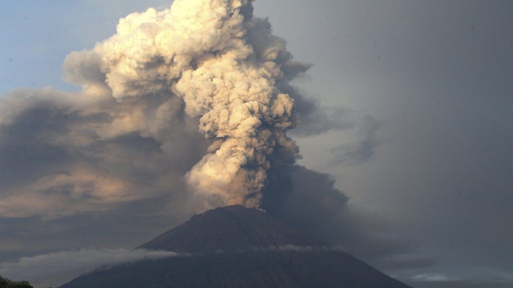 На острове Бали проснулся вулкан "Агунг"