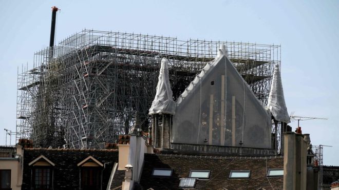 BBC - Сейчас собору Парижской Богоматери угрожает дождь