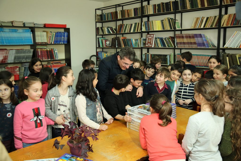 Парламент Грузии присоединился к кампании «Подари книгу»