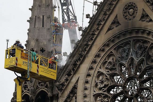 Компания, которая осуществляла монтаж лесов на соборе Парижской Богоматери подтвердила, что несколько рабочих курили на месте