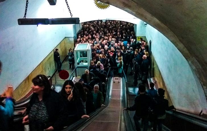Причиной задержки на линии Варкетили-Ахметели стало повреждение электропровода на открытом участке станции метро «Гоциридзе»