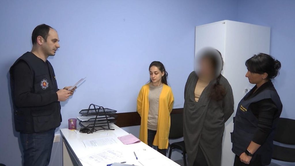 Украинка, которая привезла в Грузию 10 детей, задержана по обвинению в торговле несовершеннолетними
