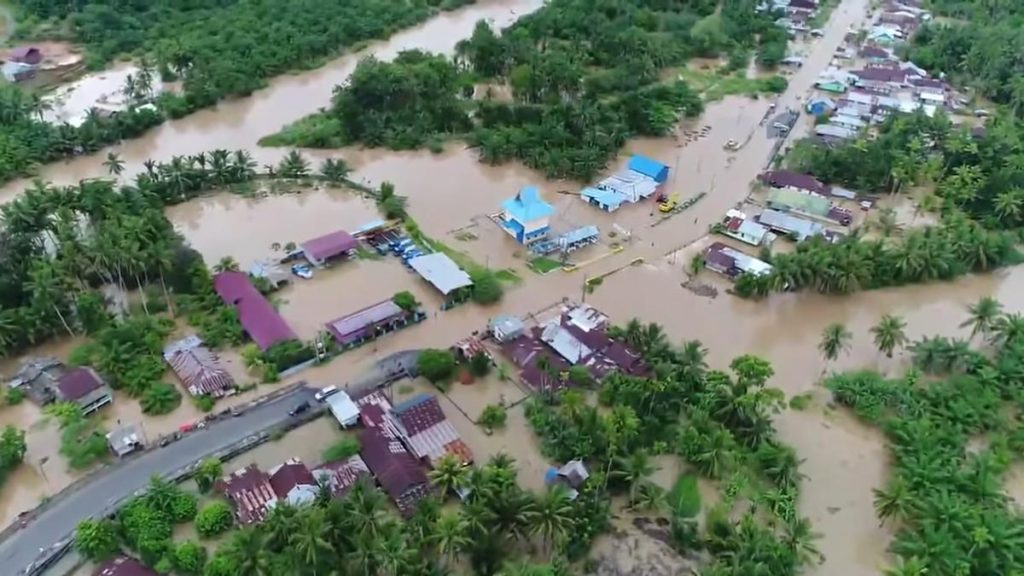 В результате наводнения и оползней в Индонезии погибло 29 человек