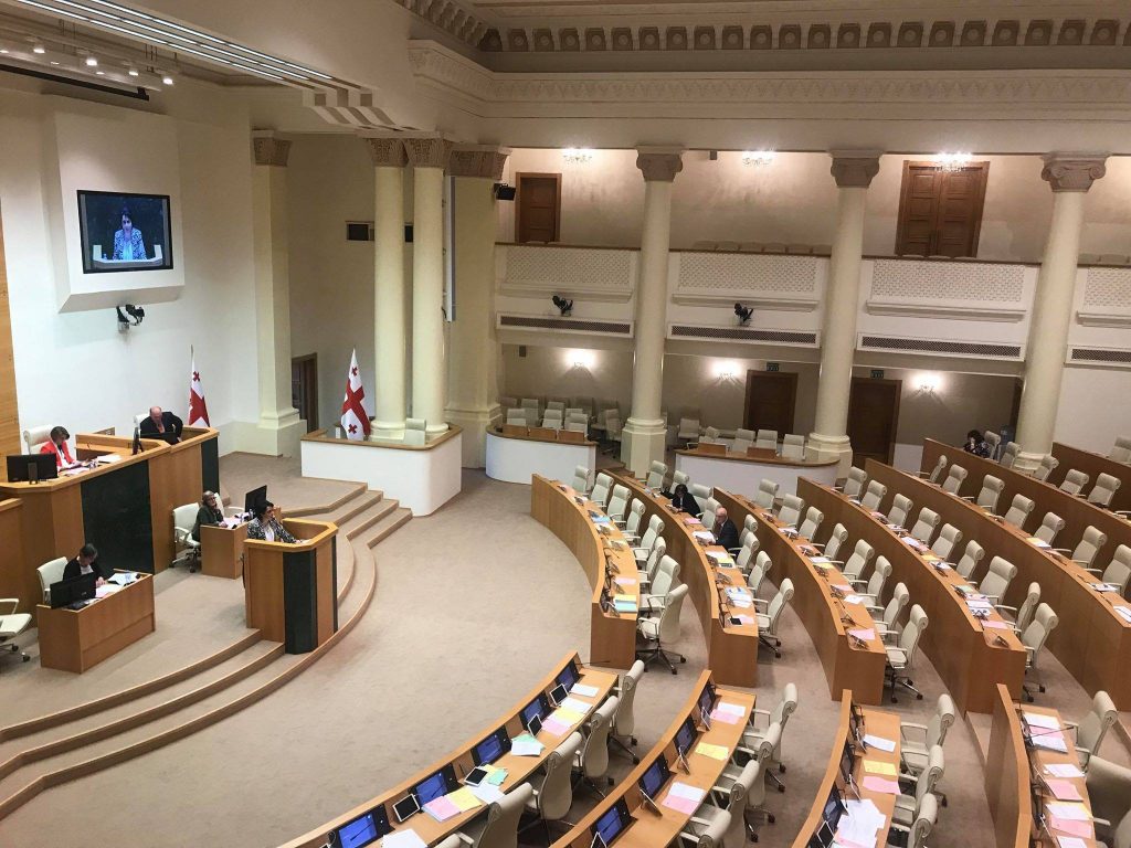 Рассмотрение подготовленного 13-ю депутатами законопроекта "Об общих судах" прошло почти в пустом зале заседаний