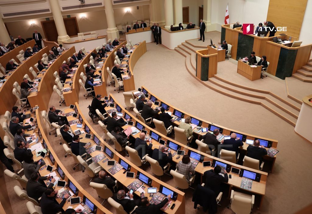 Слушания Вахтанга Гомелаури в парламенте продолжаются в закрытом формате