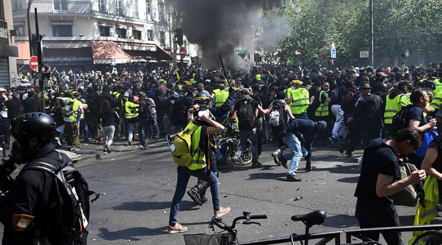 Между участниками акции протеста в Париже и полицией произошло столкновение, задержано 88 человек