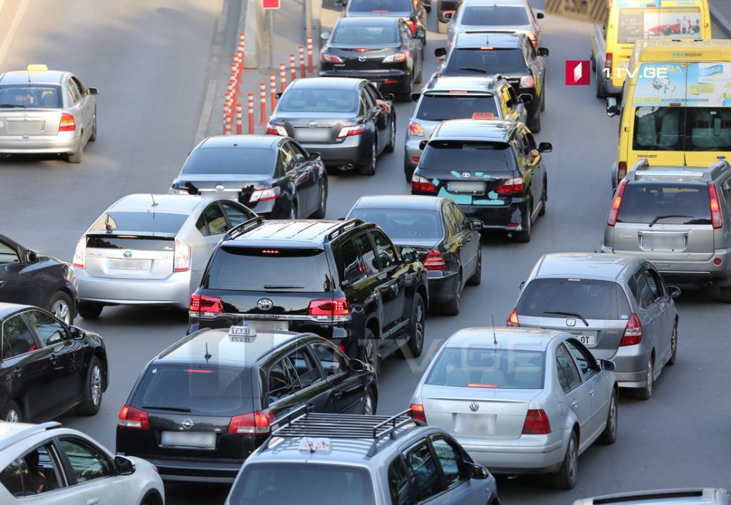 Согласно отчету, главной причиной загрязнения воздуха в Тбилиси является выхлоп автотранспорта