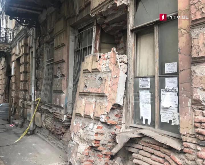 В Тбилиси на улице Иашвили обвалилась стена жилого дома