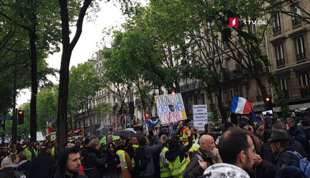 "Желтые жилеты" в Париже проводят протестное шествие по проспекту Маджента (фото)