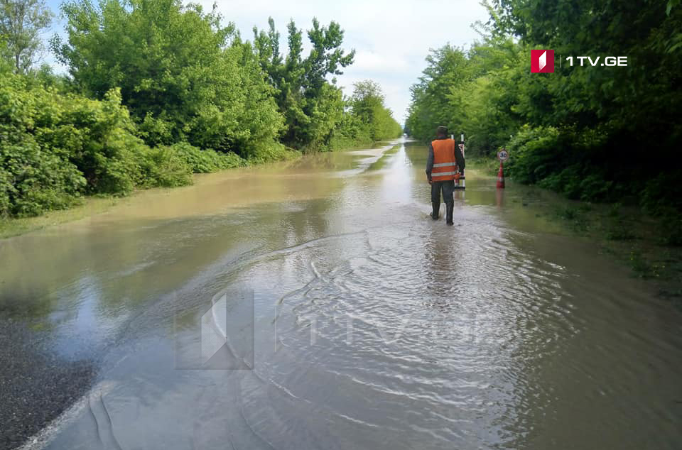 Из-за повышения уровня воды в реке Алазани транспортное движение на дороге Цнори-Лагодехи запрещено [фото]