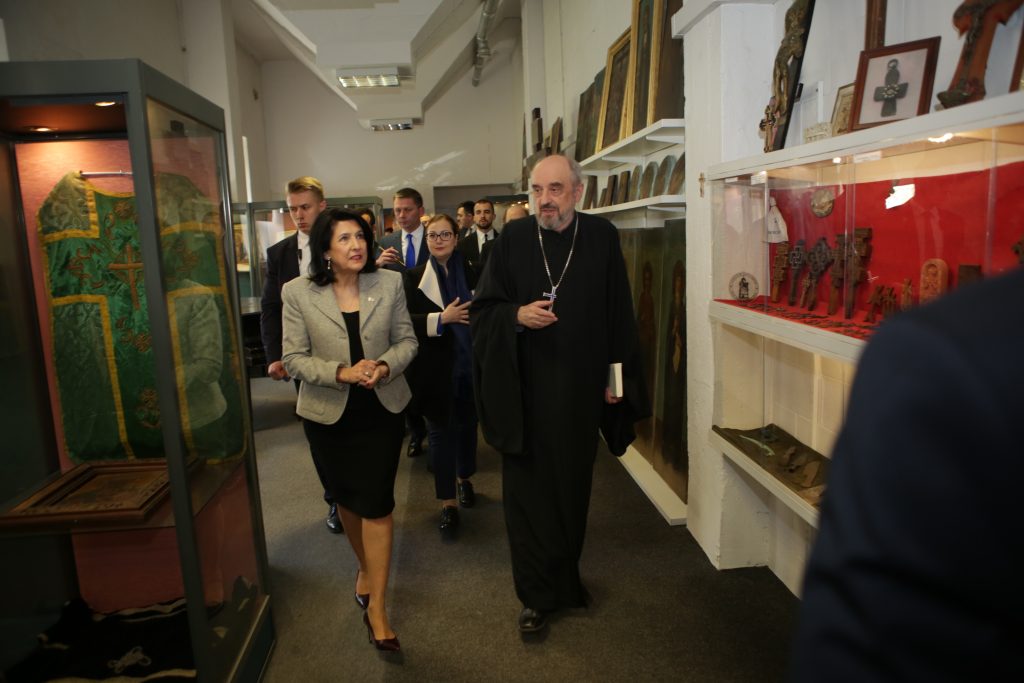 Саломе Зурабишвили посетила часовню имени Святого Григория Перадзе в Варшаве